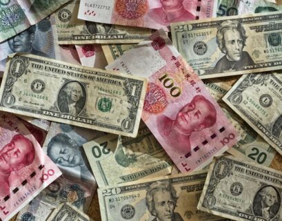 Eine Ansammlung von Geldscheinen, darunter US-Dollar und andere Währungen.