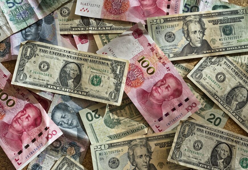 Eine Ansammlung von Geldscheinen, darunter US-Dollar und andere Währungen.
