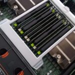 Detailansicht einer Server-Motherboard mit installierten RAM-Modulen und Kühlkörpern.