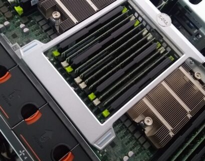 Detailansicht einer Server-Motherboard mit installierten RAM-Modulen und Kühlkörpern.