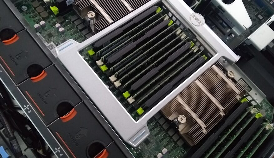 Detailansicht einer Server-Motherboard mit installierten RAM-Modulen und Kühlkörpern.