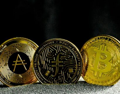 Drei goldene Kryptowährungs-Münzen mit Symbolen für verschiedene digitale Währungen.