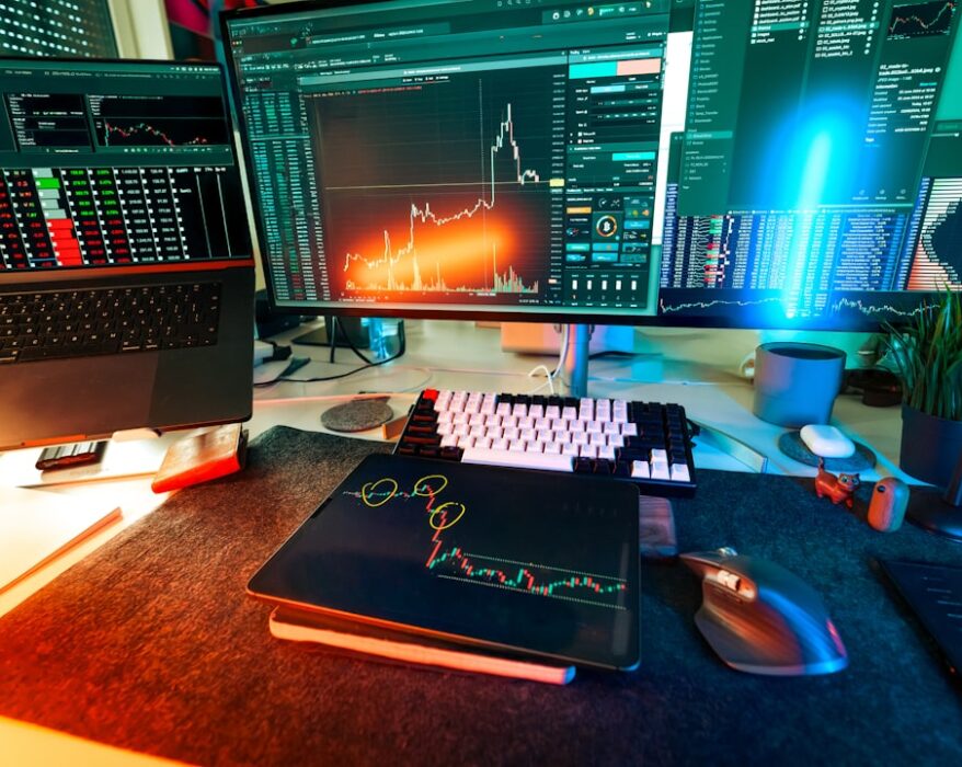 Ein Büroarbeitsplatz mit mehreren Monitoren, einem Laptop und einem Grafiktablet auf einem Schreibtisch.