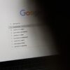 Suchleiste von Google mit Vorschlägen zu Coronavirus, einschließlich Nachrichten und Symptomen.