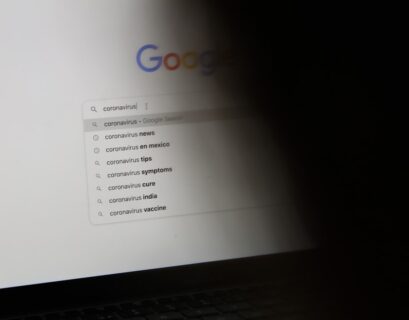Suchleiste von Google mit Vorschlägen zu Coronavirus, einschließlich Nachrichten und Symptomen.