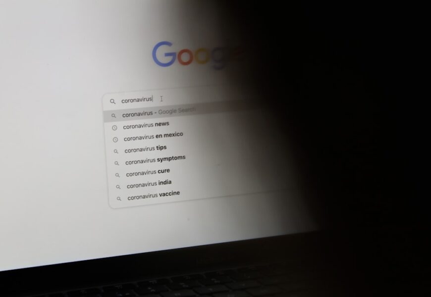 Suchleiste von Google mit Vorschlägen zu Coronavirus, einschließlich Nachrichten und Symptomen.