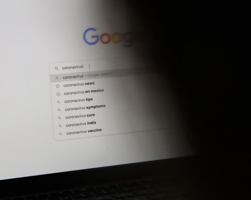 Suchleiste von Google mit Vorschlägen zu Coronavirus, einschließlich Nachrichten und Symptomen.